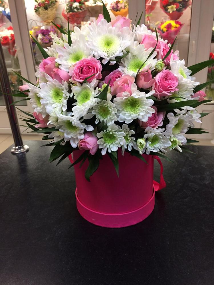 Цветочная композиция из Розы и Хризантемы в шляпной коробке в Будановке